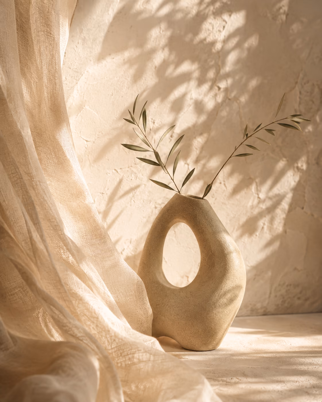 Vase organique, lin et ombres végétales