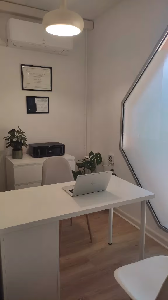 Cabinet d’ostéopathie à Toulouse, bureau et lumière naturelle
